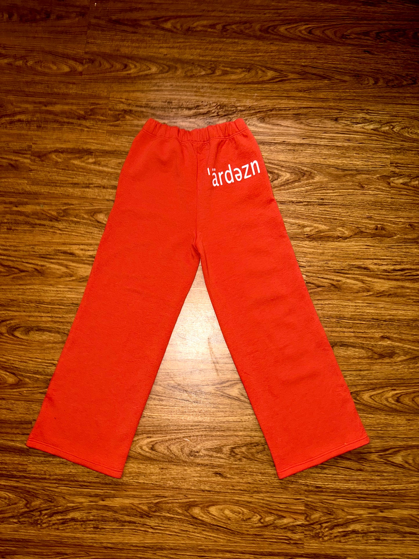 Red ˈdapər ˈärdəzn Sweatpants