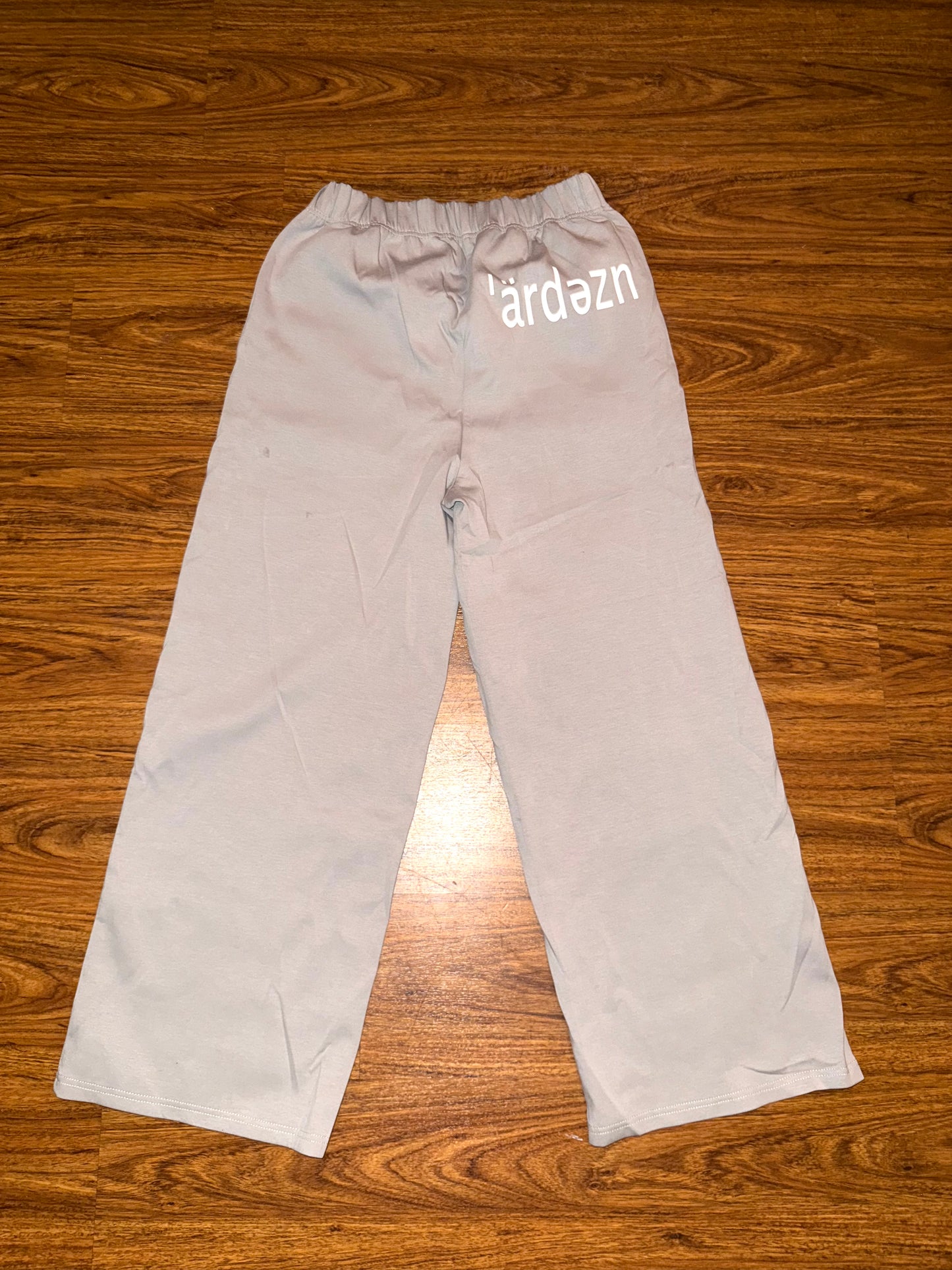 Silver Gray ˈdapər ˈärdəzn Sweatpants